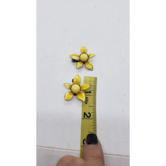 Vintage Earrings Yellow Daisy Flower Enamel 1950s Clip on - Picture 6 of 7